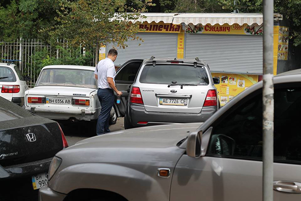 Як "чесні" прокурори Одещини добирались на тестування на дорогих автівках - фото 6