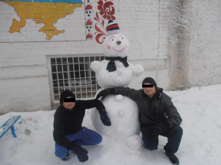 Неповнолітні кіровоградські в’язні зліпили сніговика - фото 1