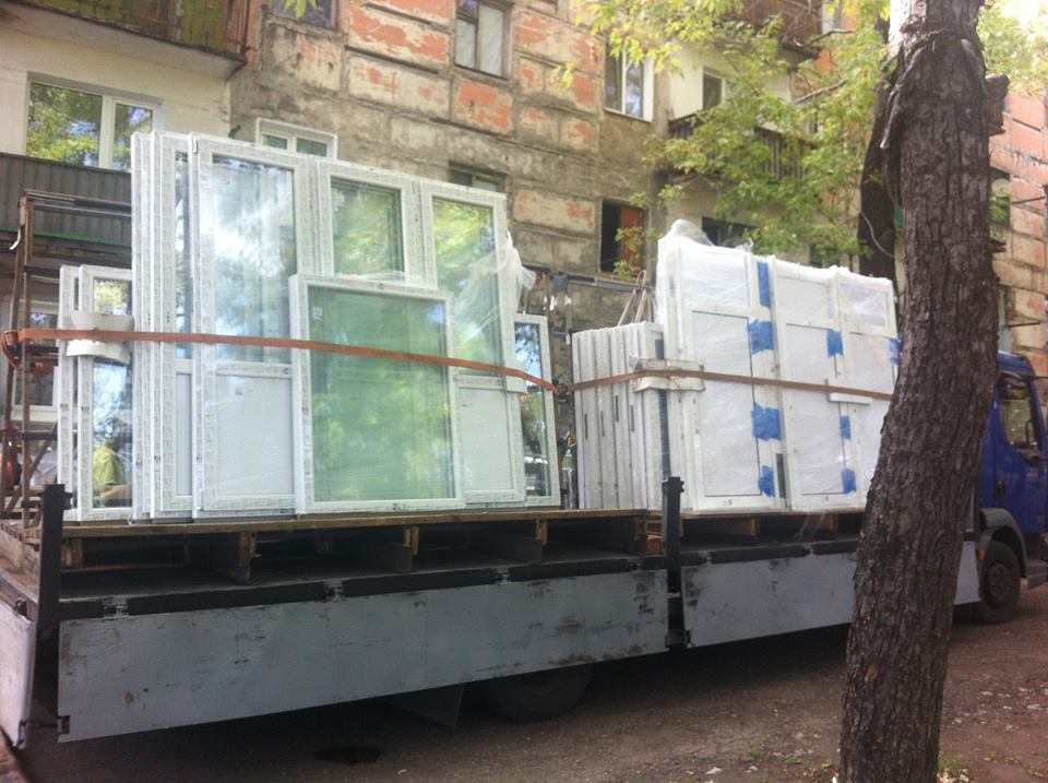 Як на Луганщині ремонтують обстріляні будинки і відучають людей від "рабства" (ФОТО) - фото 2