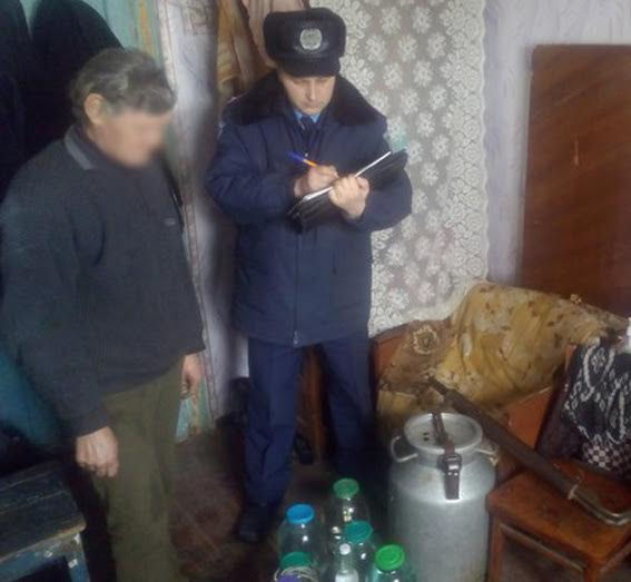 В Олександрії поліцейські натрапили на склад самогону - фото 1