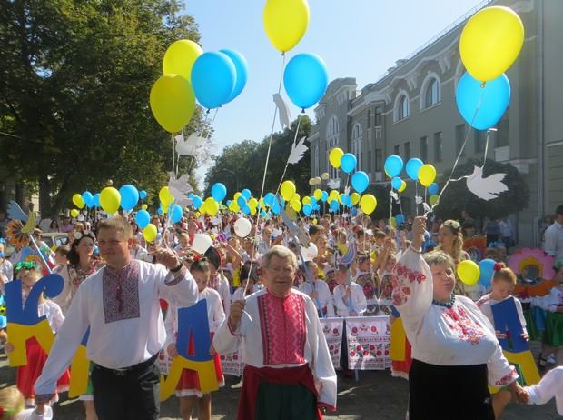 Полтава вишивана: Як тисячі жителів міста молилися за мир в Україні - фото 2