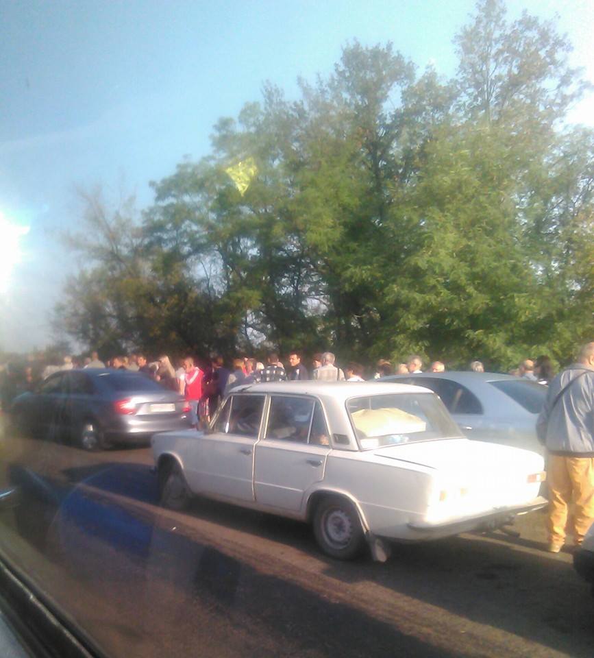 Черга на блокпосту "ДНР" під Горлівкою розтягнулася на 4 ряди: натовп чекає на автобус (ФОТО) - фото 2