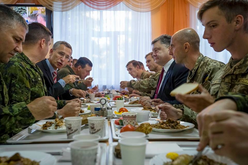 Порошенко і Генсек НАТО пообідали на Яворівському полігоні - фото 4