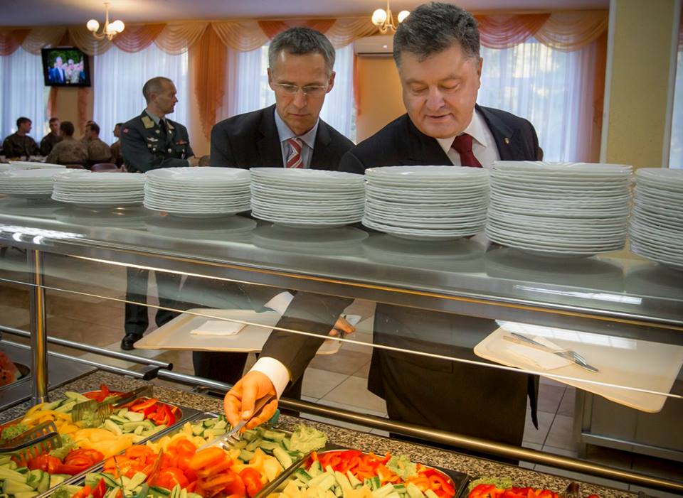 Порошенко і Генсек НАТО пообідали на Яворівському полігоні - фото 3