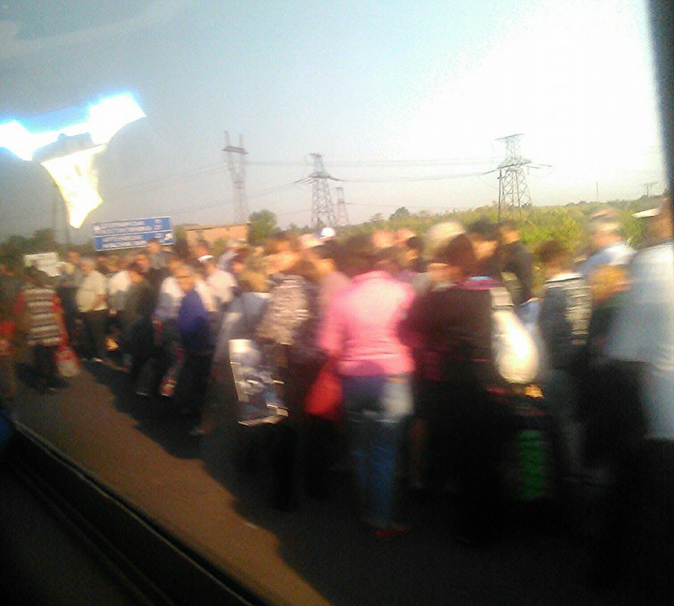 Черга на блокпосту "ДНР" під Горлівкою розтягнулася на 4 ряди: натовп чекає на автобус (ФОТО) - фото 1