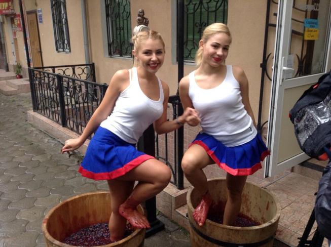 Як ужгородські блондинки ногами виноград чавили - фото 4