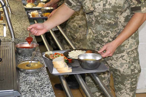 В одеській та львівській військових частинах солдат годують смаколиками - фото 2