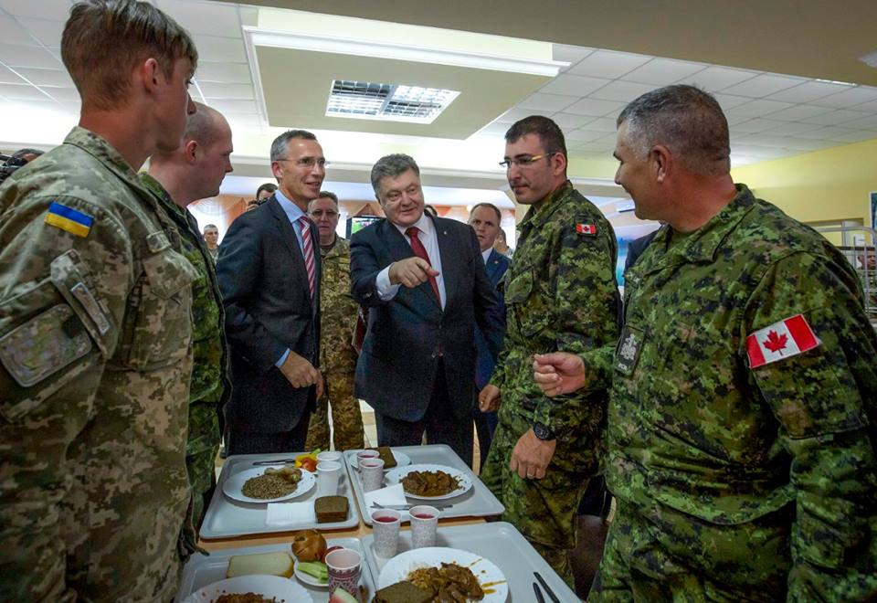 Порошенко і Генсек НАТО пообідали на Яворівському полігоні - фото 2