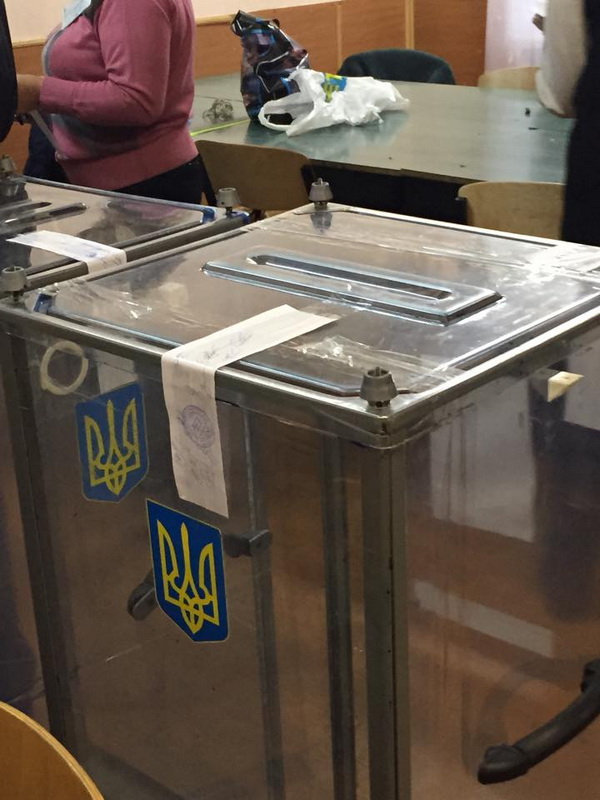 У Дніпропетровську виборчі урни пломбують скотчем - фото 1