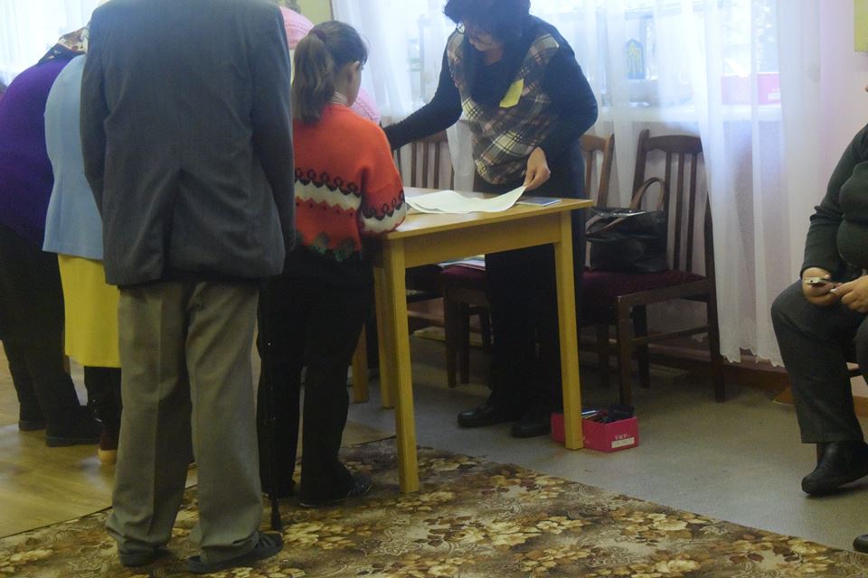 На Чернігівщині член комісіії зберігає у себе під столом коробку із паспортами - фото 2
