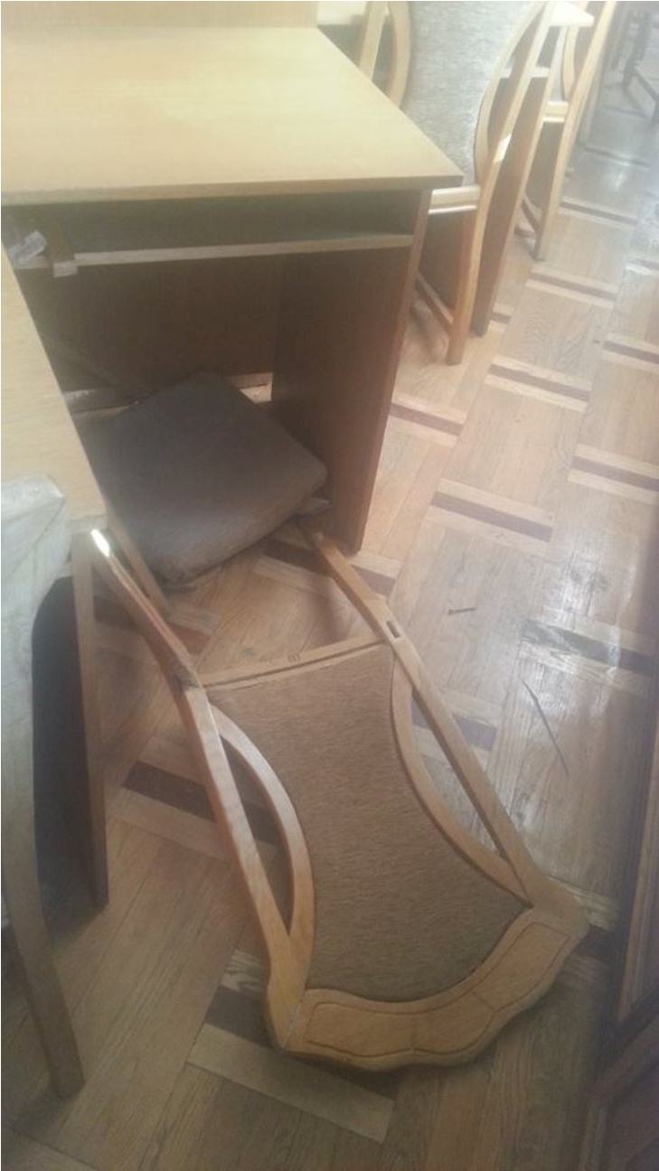 Важка ноша: Як під франківським чиновником провалилось крісло - фото 1