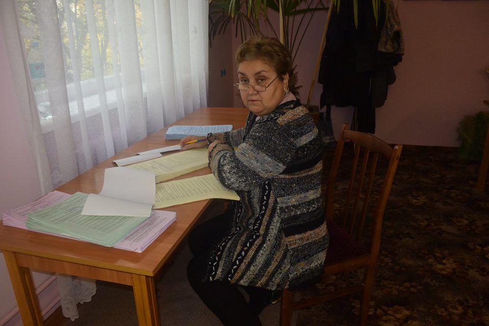 На Чернігівщині член комісіії зберігає у себе під столом коробку із паспортами - фото 3