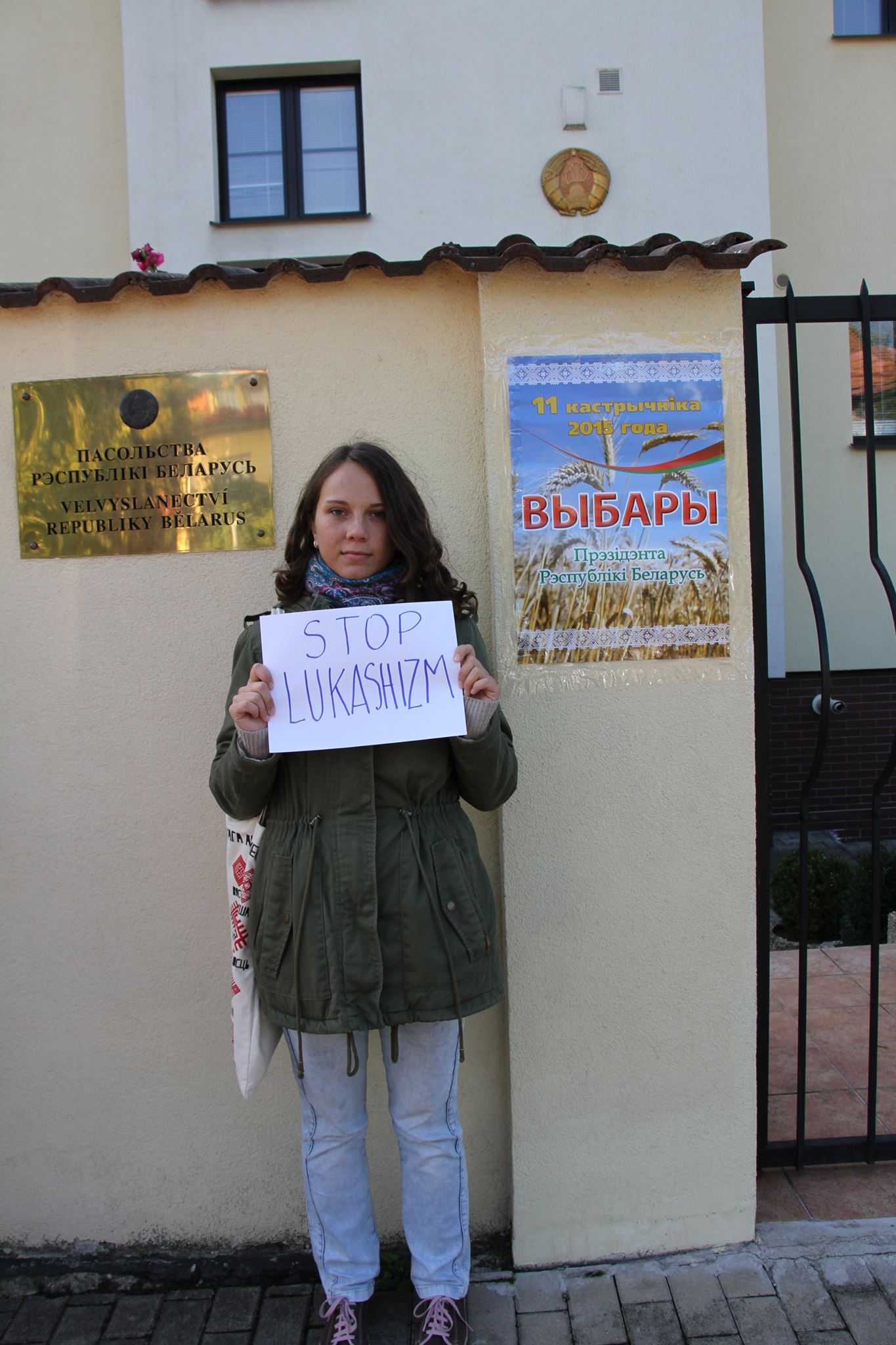 Переселенці з Луганська вимагали чесних виборів під посольством Білорусі у Празі (ФОТО) - фото 3