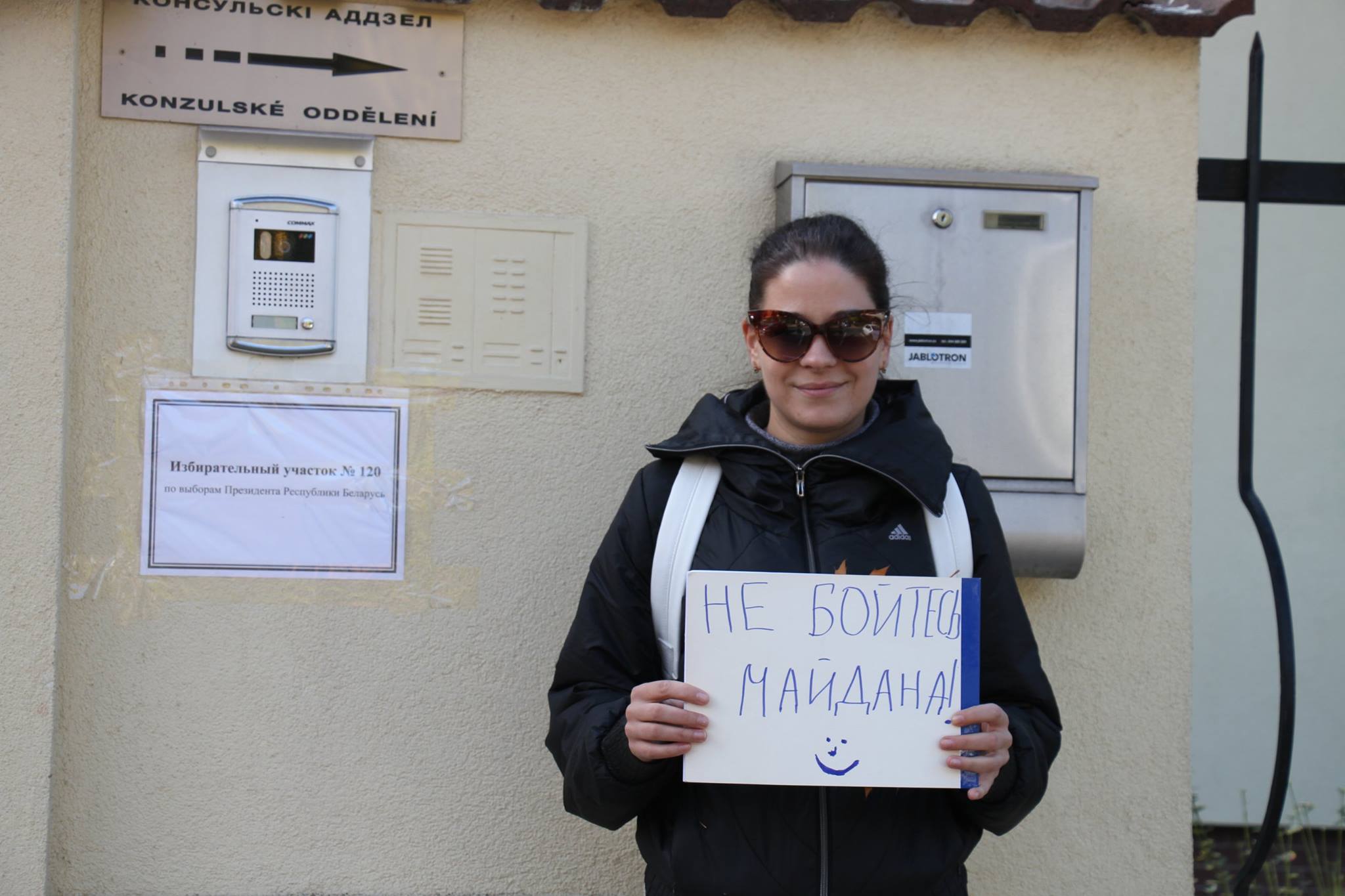 Переселенці з Луганська вимагали чесних виборів під посольством Білорусі у Празі (ФОТО) - фото 4