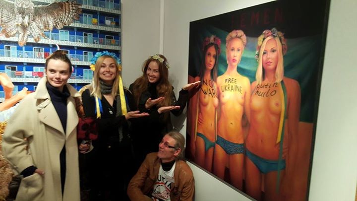 На Єлисейських полях з'явився портрет оголених FEMEN - фото 3