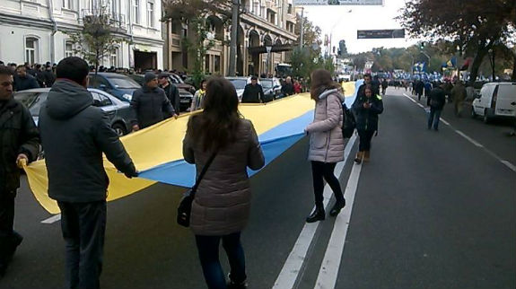 У центрі Києва розгорнули величезний прапор (ФОТО) - фото 1