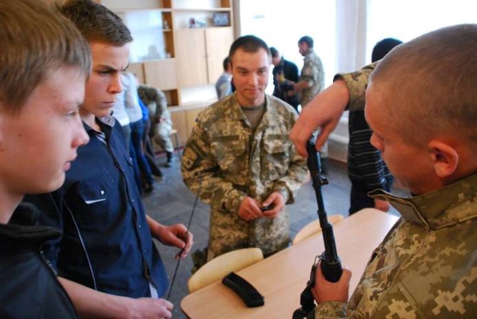 Військові дали в руки зброю луганським дітям - фото 6