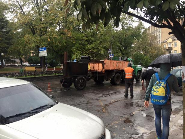 "Суворі" ужгородські дорожники працюють тільки під дощем (ФОТО,ВІДЕО) - фото 2