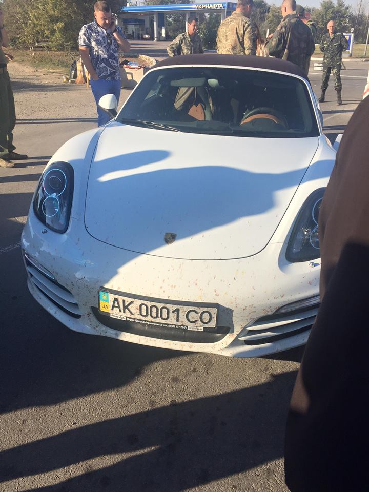 Водій білого Porsche з паспортом Росії спробував прорвати блокаду Криму - фото 1