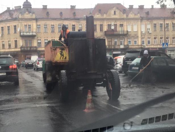 "Суворі" ужгородські дорожники працюють тільки під дощем (ФОТО,ВІДЕО) - фото 1