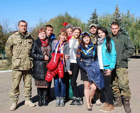 Як школярі Луганщини вітали захисників України в АТО зі святом - фото 5