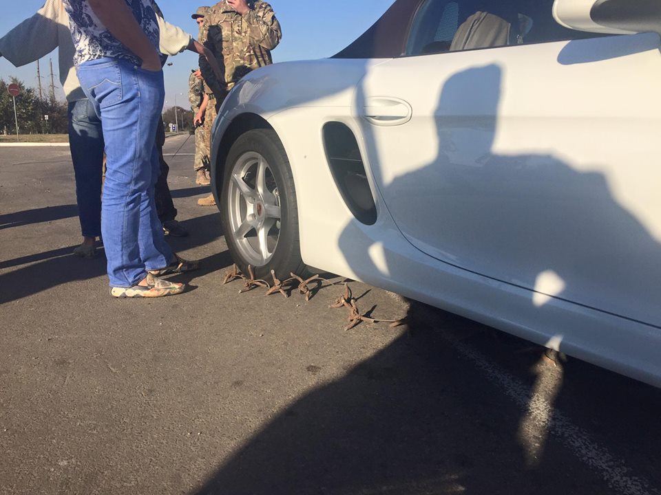 Водій білого Porsche з паспортом Росії спробував прорвати блокаду Криму - фото 2