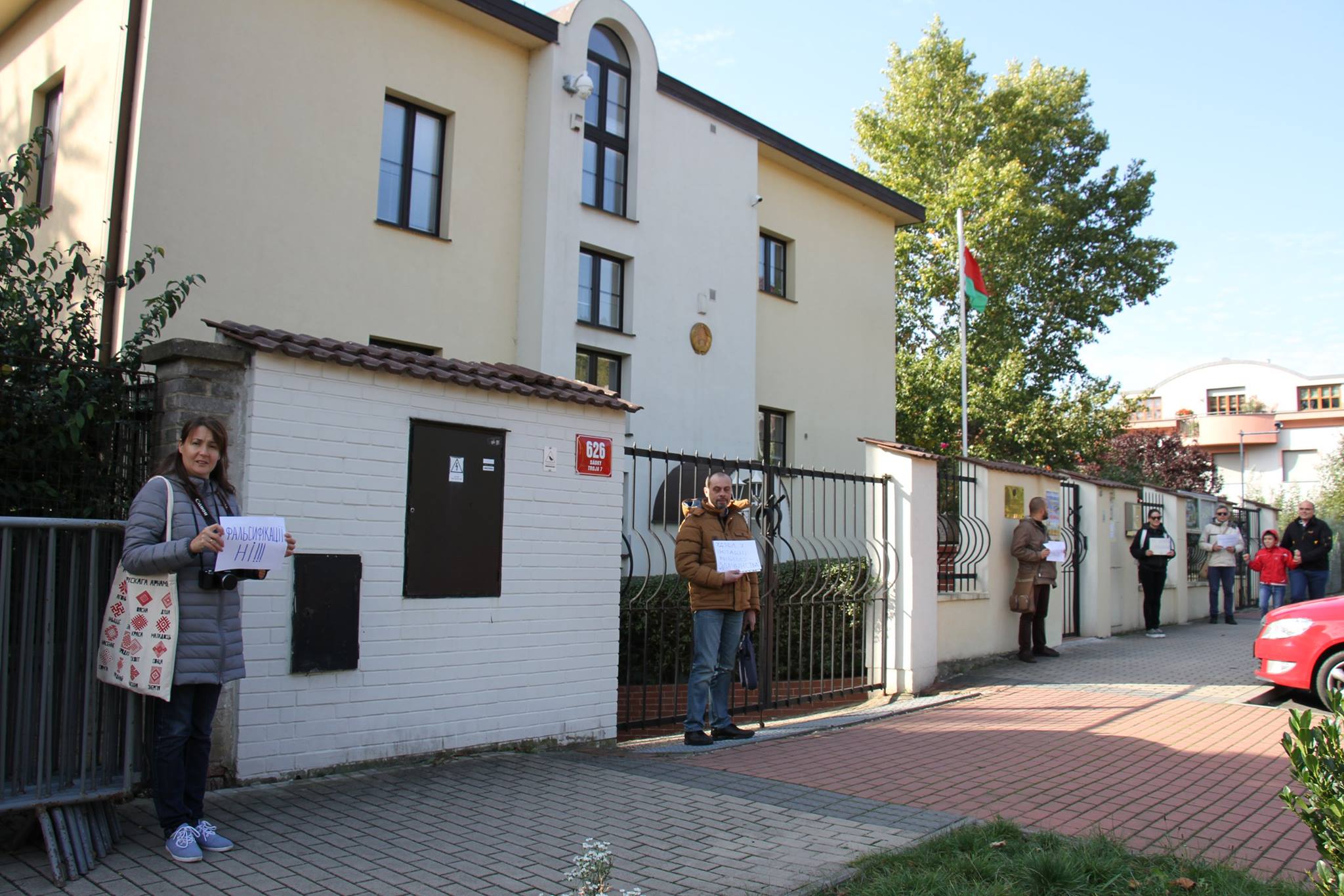 Переселенці з Луганська вимагали чесних виборів під посольством Білорусі у Празі (ФОТО) - фото 9