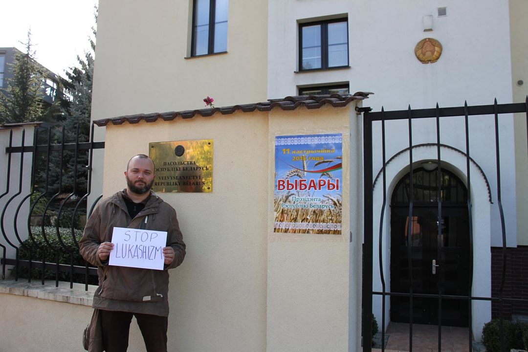 Переселенці з Луганська вимагали чесних виборів під посольством Білорусі у Празі (ФОТО) - фото 10