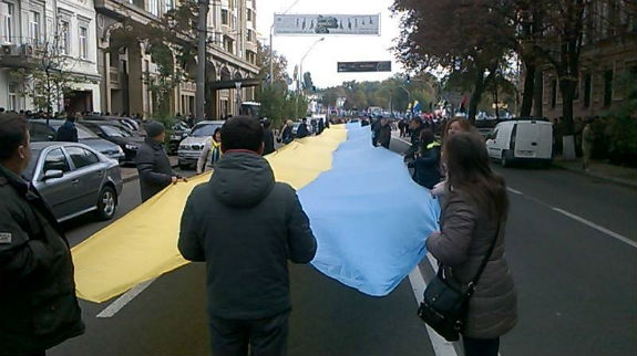 У центрі Києва розгорнули величезний прапор (ФОТО) - фото 2