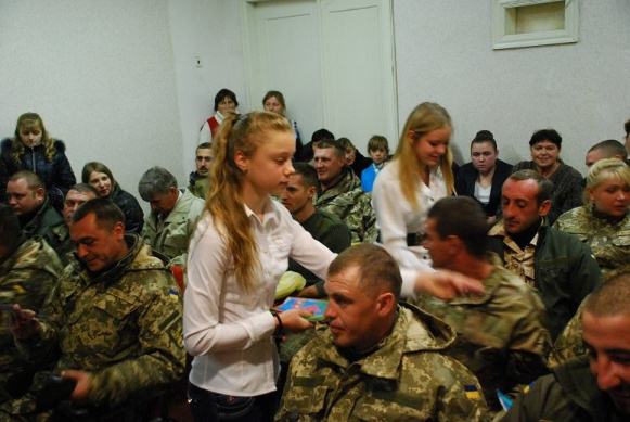 Як школярі Луганщини вітали захисників України в АТО зі святом - фото 4