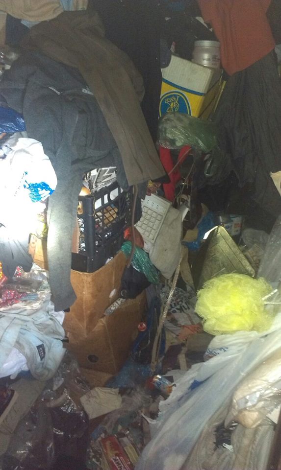 У Львові чоловік закидав матір сміттям (ФОТО, ВІДЕО) - фото 1