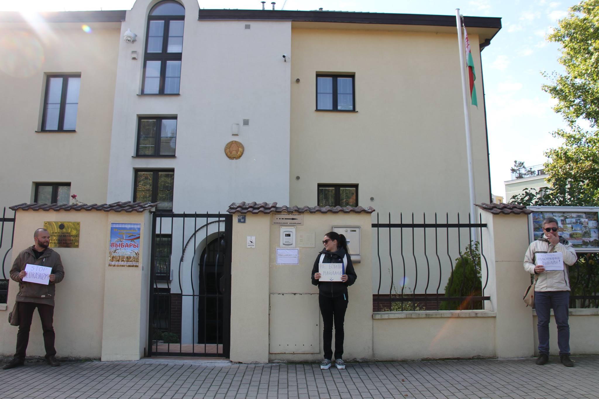 Переселенці з Луганська вимагали чесних виборів під посольством Білорусі у Празі (ФОТО) - фото 11