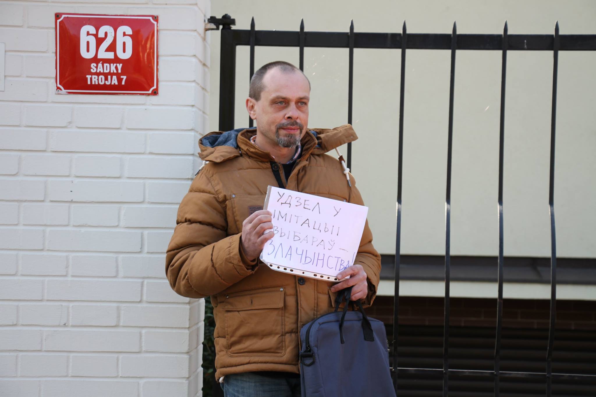 Переселенці з Луганська вимагали чесних виборів під посольством Білорусі у Празі (ФОТО) - фото 12