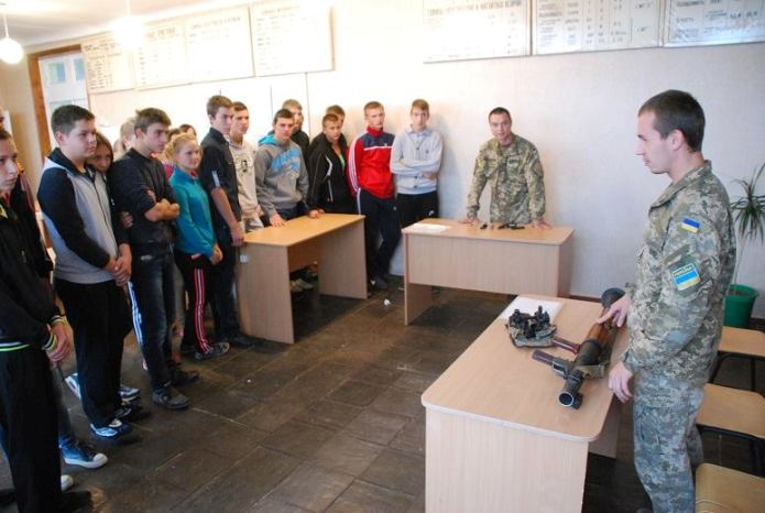 Військові дали в руки зброю луганським дітям - фото 2