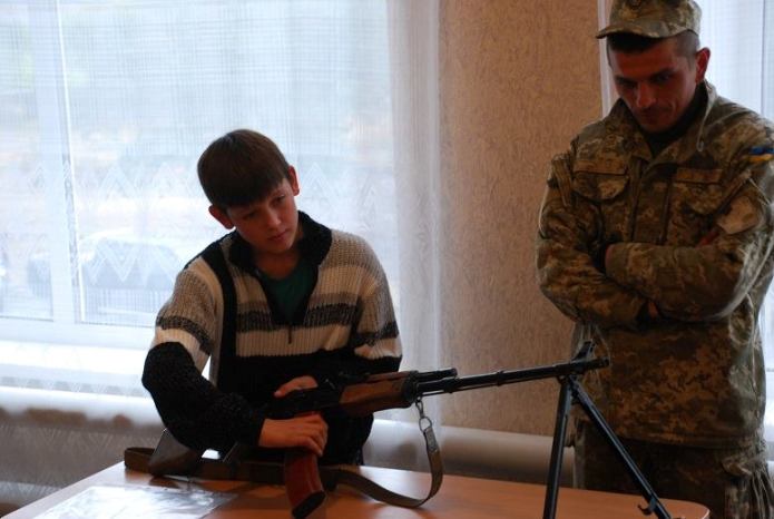 Військові дали в руки зброю луганським дітям - фото 1