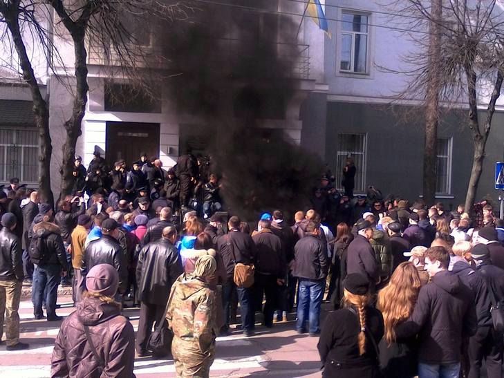 У Вінниці під управлінням Нацполіції палять шини - фото 4