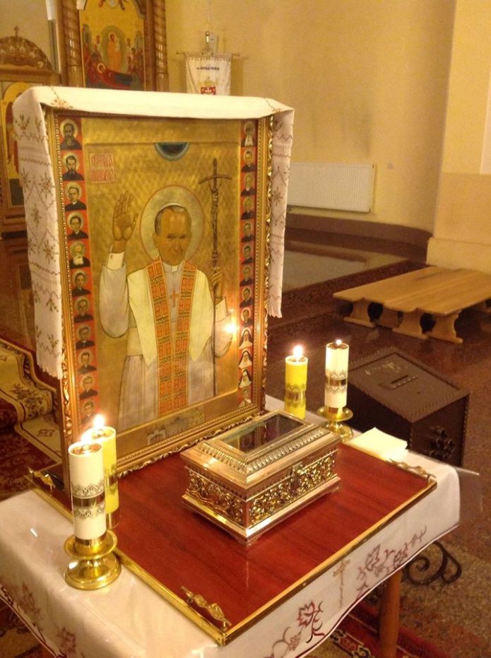 У Мукачево привезли мощі Івана Павла ІІ - фото 1