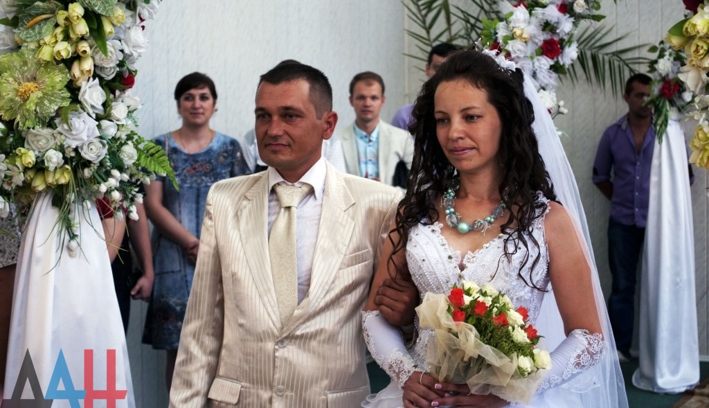 Як Захарченко кульгав на першому у "ДНР" весіллі, натякаючи на незаконність шлюбу Мотороли (ВІДЕО) - фото 1