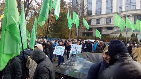 "Укропівці" з-під стін Ради пішли мітингувати під СІЗО - фото 1