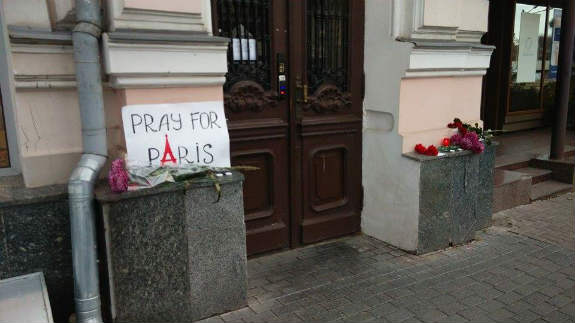 У Харкові люди вшановують пам'ять загиблих внаслідок терактів в Парижі - фото 1