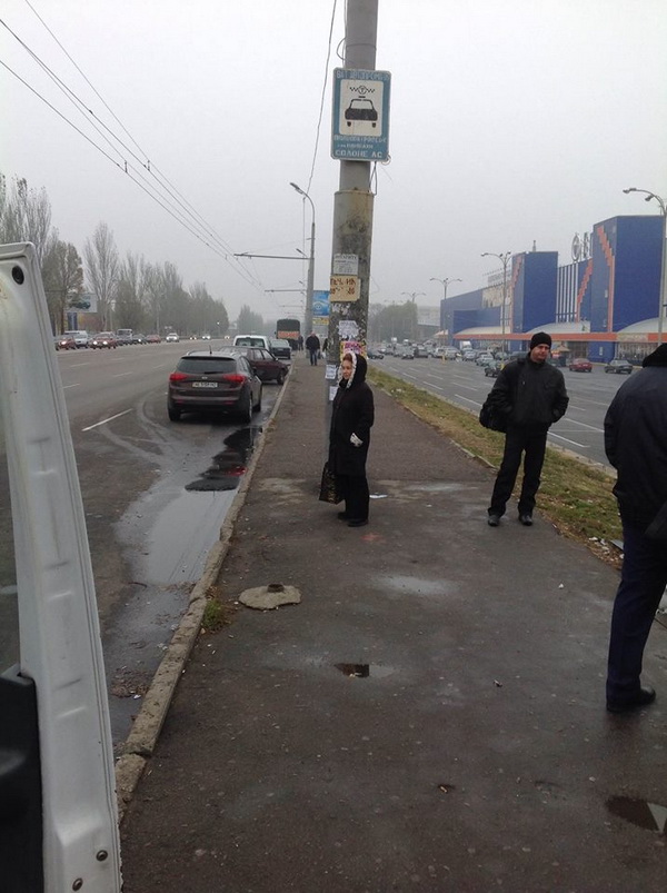 У Дніпропетровську маршрутники будують укриття від дощу на зупинках - фото 2