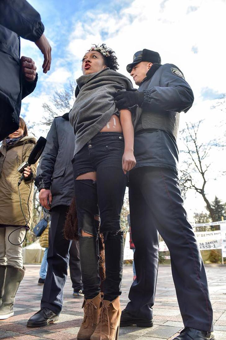 FEMEN та нова поліція (Фоторозповідь під блатний фольклор) - фото 4