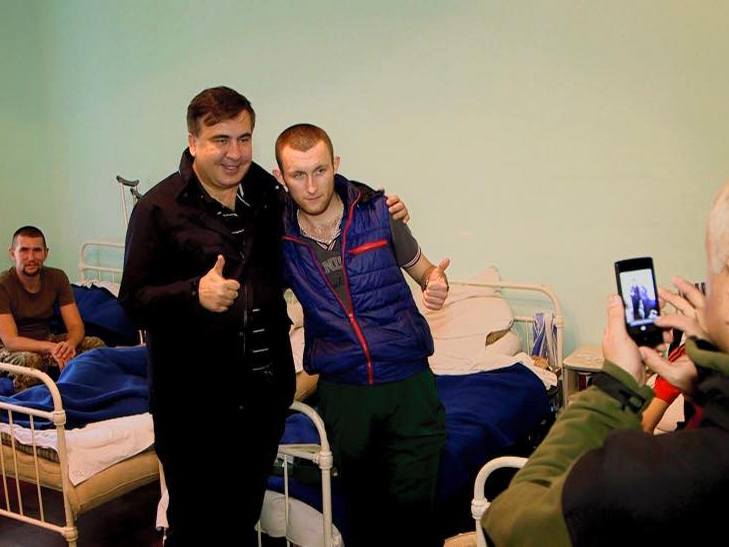 Саакашвілі відвідав поранених в Одеському військовому госпіталі - фото 1