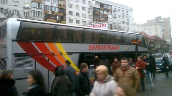 Під ЦВК у Києві автобусами звозять мітингувальників  - фото 1