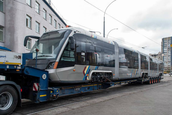 До Києва привезли львівські трамваї  - фото 1