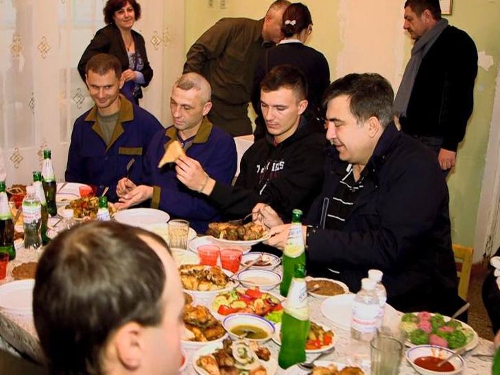 Саакашвілі відвідав поранених в Одеському військовому госпіталі - фото 2