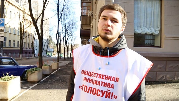 У Дніпропетровську люди в накидках тиснуть на виборців, - Опора - фото 1