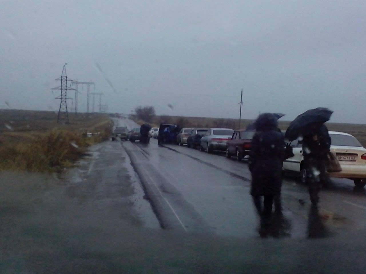 Ситуація на блокпостах: на Волоновасі кілометрова черга з ночівлею (ФОТО) - фото 2