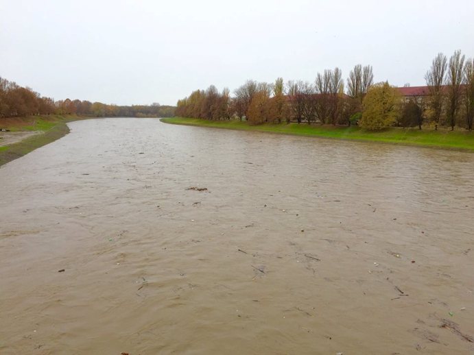 Негода добирається до Ужгорода: рівень води в Ужі різко збільшився  - фото 2