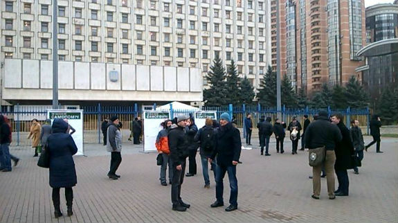 Анонсований мітинг під ЦВК у Києві поки зривається - фото 1